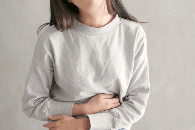 2. Bạn cảm thấy đau bụng dai dẳng: Trong nhiều trường hợp, nguy&ecirc;n nh&acirc;n g&acirc;y đau bụng c&oacute; thể chỉ đơn giản l&agrave; do kh&oacute; ti&ecirc;u hoặc chuột r&uacute;t trong thời gian ngắn. Tuy nhi&ecirc;n, trong những trường hợp hiếm gặp, sự kh&oacute; chịu ở v&ugrave;ng bụng tr&ecirc;n b&ecirc;n phải, khi kết hợp với c&aacute;c triệu chứng kh&aacute;c c&oacute; thể l&agrave; dấu hiệu của ung thư t&uacute;i mật.
