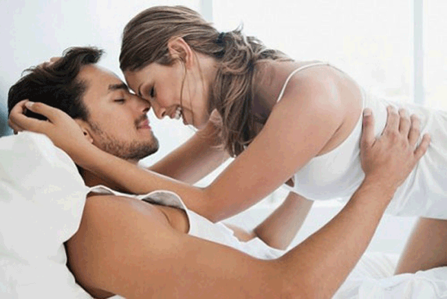 10. Giảm ham muốn tình dục: Việc quan hệ tình dục thưa thớt càng khiến bạn ham muốn tình dục ít hơn theo thời gian. Các chuyên gia tình dục khuyến cáo, nếu không duy trì quan hệ tình dục có thể khiến bạn hoàn toàn mất ham muốn. Từ quan điểm thể chất, nếu có ít hoặc không có quan hệ tình dục có ảnh hưởng bất lợi đến sức khỏe tình dục của bạn - gây khô âm đạo hoặc rối loạn cương dương. Và càng ít có thói quen quan hệ tình dục, bạn càng có thể dần dần quen với việc không có nó.