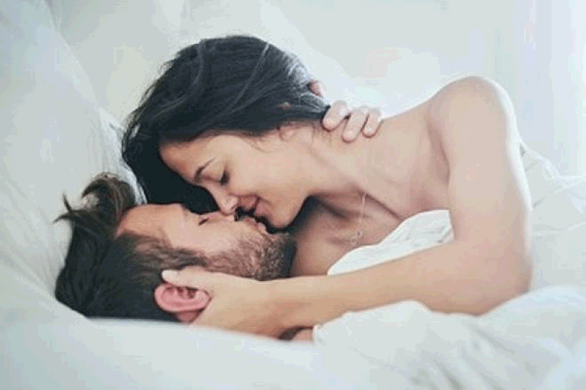 5. Giảm khả năng cương cứng: Một nghiên cứu được công bố trên Tạp chí Y học Mỹ năm 2008 cho thấy, những người đàn ông có quan hệ tình dục 1 lần mỗi tuần giảm 50% nguy cơ mắc rối loạn cương dương so với những người ít hoặc không có quan hệ tình dục. Các nhà nghiên cứu kết luận rằng, “yêu” thường xuyên có thể bảo vệ chống lại nguy cơ mắc rối loạn cương dương.