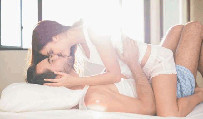 6. Ảnh hưởng xấu đến sức khỏe “cô bé”: Hoạt động tình dục thường xuyên giúp cải thiện sức khỏe âm đạo. Theo Hiệp hội mãn kinh Bắc Mỹ, ngưng quan hệ tình dục khiến âm đạo bị khô và kém đàn hồi. “Chuyện ấy” giúp tăng lưu lượng máu đến bộ phận sinh dục. Tương tự như việc quản lý chức năng cương dương, điều này có xu hướng khiến “chuyện ấy” trở nên hấp dẫn và thú vị hơn.