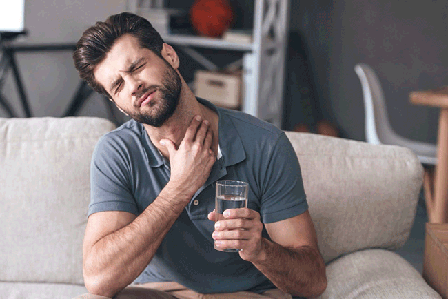 6. Kh&oacute; nuốt: Nếu vấn đề n&agrave;y khiến bạn bị giảm c&acirc;n hoặc n&ocirc;n mửa, c&oacute; thể bạn n&ecirc;n đến cơ sở y tế để được kiểm tra nguy cơ mắc ung thư v&ograve;m họng hoặc dạ d&agrave;y.
