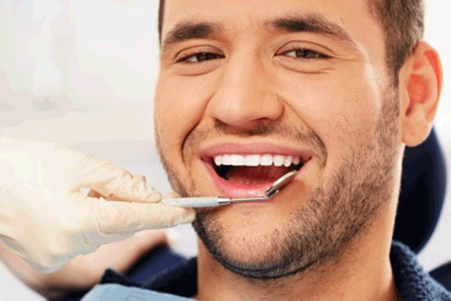 8. M&agrave;u sắc miệng thay đổi, c&oacute; c&aacute;c mảng m&agrave;u đỏ, x&aacute;m, trắng hoặc v&agrave;ng; xuất hiện c&aacute;c vết lo&eacute;t rất c&oacute; thể bạn cần ch&uacute; &yacute; nguy cơ mắc ung thư miệng.
