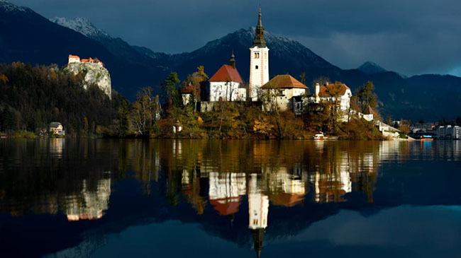 Hồ Bled, Slovenia: Giữa khung cảnh của d&atilde;y Alps Julian, hồ Bled l&agrave; một điểm đến mang t&iacute;nh biểu tượng của ch&acirc;u &Acirc;u.
