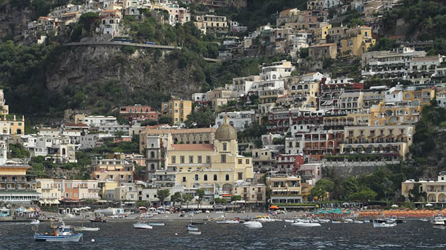Positano, &Yacute;: Một trong những ng&ocirc;i l&agrave;ng đẹp nhất ở ch&acirc;u &Acirc;u, Positano được biết đến với những nh&agrave; h&agrave;ng xinh xắn ven biển v&agrave; Nh&agrave; thờ Maria Assunta của Byzantine.

