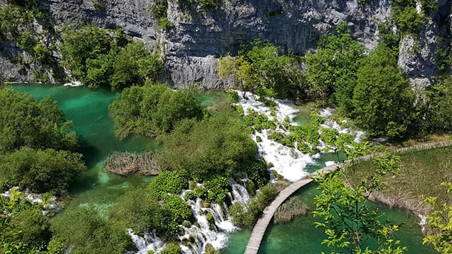 C&ocirc;ng vi&ecirc;n quốc gia hồ Plitvice, Croatia: Đ&acirc;y l&agrave; một nơi c&oacute; cảnh quan rất tuyệt diệu với 16 hồ được kết nối qua một th&aacute;c nước lộng lẫy.
