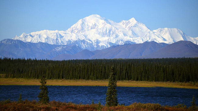 Vườn quốc gia Denali, Alaska: L&agrave; nơi c&oacute; đỉnh cao nhất của Bắc Mỹ, c&ocirc;ng vi&ecirc;n quốc gia Denali l&agrave; một kh&ocirc;ng gian hoang d&atilde; khổng lồ, ng&ocirc;i nh&agrave; chung của h&agrave;ng trăm con nai v&agrave; gấu.
