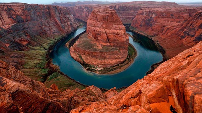 Horseshoe Bend, Arizona: Nằm gần lối v&agrave;o c&ocirc;ng vi&ecirc;n quốc gia Grand Canyon, Horseshoe Bend rất ấn tượng với những n&uacute;i đ&aacute; sa thạch h&agrave;ng triệu năm tuổi.
