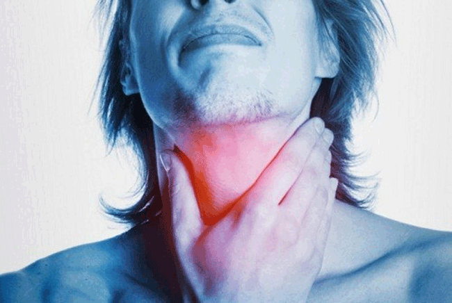 6. M&ocirc;i trường l&agrave;m việc &ocirc; nhiễm: Tiếp x&uacute;c thường xuy&ecirc;n với cường độ nhiều bụi gỗ, m&ugrave;i sơn hoặc một số h&oacute;a chất được sử dụng trong ng&agrave;nh kim loại, dầu mỏ, nhựa v&agrave; dệt may c&oacute; thể l&agrave;m tăng nguy cơ mắc ung thư thanh quản v&agrave; ung thư v&ograve;m họng.
