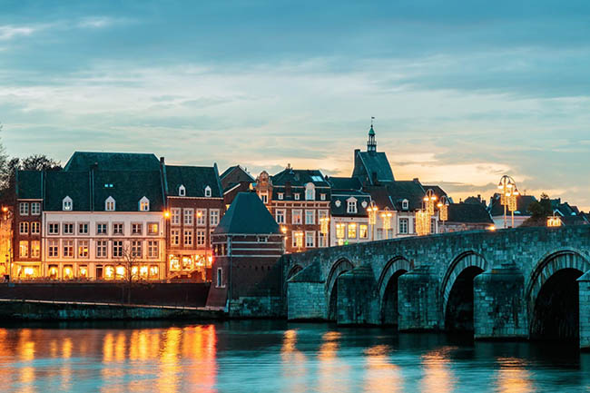 1.Maastricht, H&agrave; Lan

Maastricht l&agrave; một trong những th&agrave;nh phố l&acirc;u đời nhất ở H&agrave; Lan, c&oacute; nhiều t&ograve;a nh&agrave; cổ k&iacute;nh, bảo t&agrave;ng, đặc biệt l&agrave; nh&agrave; thờ m&agrave;u đỏ nổi tiếng Sint Janskerk.
