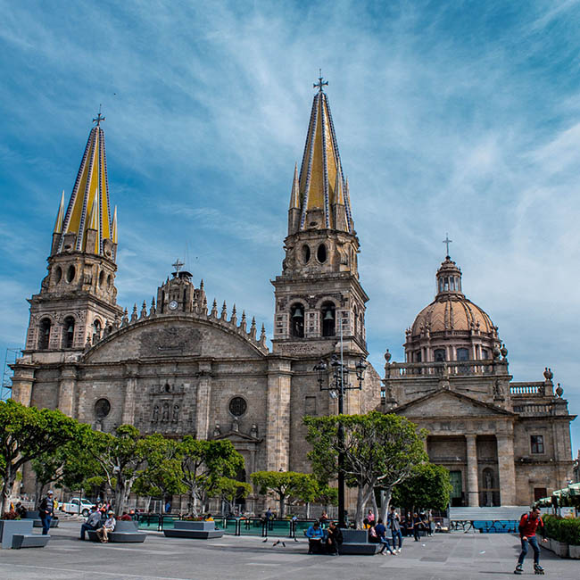 12.Guadalajara, Mexico

Guadalajara, th&agrave;nh phố lớn thứ 2 ở Mexico, một nơi vẫn giữ được h&agrave;ng trăm t&ograve;a nh&agrave; t&ocirc;n gi&aacute;o cổ xưa. Nhiều du kh&aacute;ch đến đ&acirc;y thường thu&ecirc; xe đạp để đạp quanh kh&aacute;m ph&aacute; th&agrave;nh phố.
