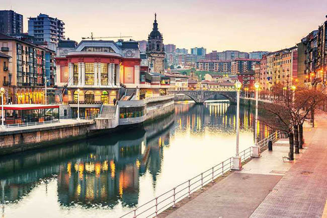 19.Bilbao, T&acirc;y Ban Nha

Bilbao l&agrave; một khu nghỉ m&aacute;t m&ugrave;a h&egrave; nổi tiếng ở T&acirc;y Ban Nha. Nơi n&agrave;y c&oacute; rất nhiều địa điểm rất đ&aacute;ng cho du kh&aacute;ch gh&eacute; đến.
