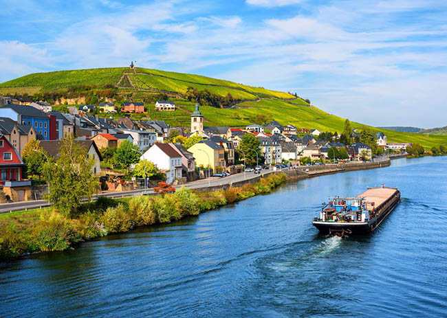 7.Courtney, Canada

Th&agrave;nh phố nhỏ Courtenay của Canada l&agrave; một thi&ecirc;n đường y&ecirc;n b&igrave;nh với rất nhiều ng&ocirc;i nh&agrave; mọc san s&aacute;t nhau b&ecirc;n bờ s&ocirc;ng. Cuộc sống ở đ&acirc;y rất dễ chịu, th&iacute;ch hợp cho những người muốn trốn khỏi cuộc sống hối hả thường ng&agrave;y.
