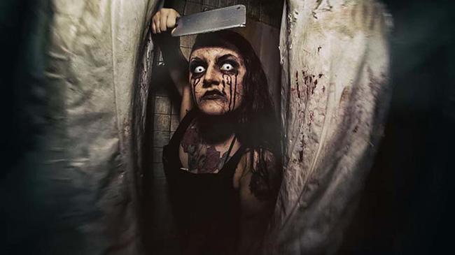 The Haunted Trail of Balboa Park (San Diego): Ng&ocirc;i nh&agrave; ma &aacute;m rất được người d&acirc;n San Diego y&ecirc;u th&iacute;ch trong nhiều năm. M&ecirc; cung đ&aacute;ng sợ khiến bạn kh&ocirc;ng biết thứ kinh khủng g&igrave; sắp đập v&agrave;o mắt ở ng&atilde; rẽ tiếp theo. Mất khoảng 30 ph&uacute;t để tho&aacute;t ra khỏi m&ecirc; cung nhưng từng đ&oacute; thời gian cũng đủ khiến mọi người kinh h&atilde;i.

