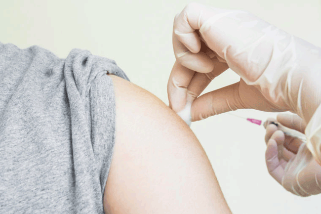 15. Ti&ecirc;m chủng cho trẻ em (v&agrave; thậm ch&iacute; ti&ecirc;m vitamin K cho trẻ sơ sinh) c&oacute; thể g&acirc;y ung thư: Ho&agrave;n to&agrave;n kh&ocirc;ng c&oacute; bằng chứng đ&aacute;ng tin cậy cho quan niệm sai lầm n&agrave;y.
