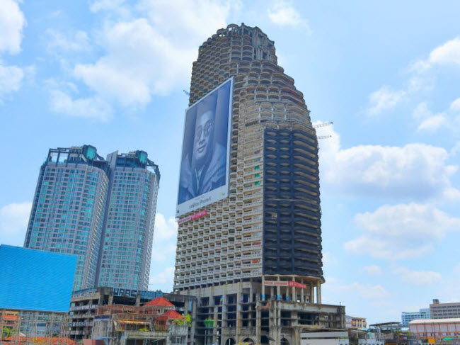 Từ b&ecirc;n ngo&agrave;i, t&ograve;a th&aacute;p Sathorn Unique tr&ocirc;ng giống như c&aacute;c t&ograve;a nh&agrave; chọc trời kh&aacute;c ở th&agrave;nh phố Bangkok, Th&aacute;i Lan.
