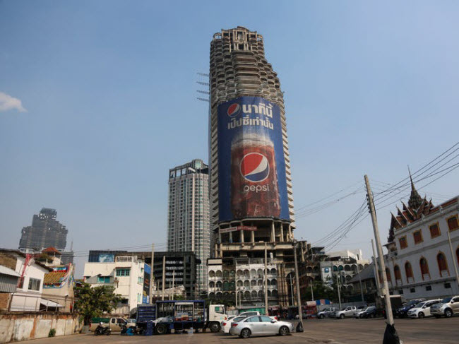 T&ograve;a nh&agrave; bao gồm 49 tầng v&agrave; nằm ngay cạnh nh&agrave; ga t&agrave;u điện Saphan Taksin ở trung t&acirc;m th&agrave;nh phố Bangkok.
