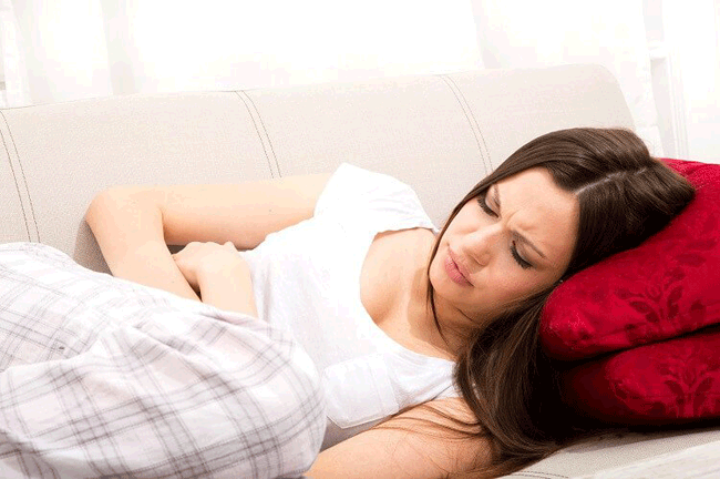 5. Chườm n&oacute;ng: Sử dụng một chai nước n&oacute;ng l&agrave; phương ph&aacute;p quen thuộc từ l&acirc;u v&igrave; n&oacute; l&agrave;m tăng lưu lượng m&aacute;u v&agrave; thư gi&atilde;n cơ bắp, l&agrave;m giảm sự kh&oacute; chịu. Một nghi&ecirc;n cứu cho thấy, sử dụng miếng d&aacute;n giữ nhiệt 40℃ c&oacute; hiệu quả tương đương với uống thuốc giảm đau trong ng&agrave;y kinh nguyệt.
