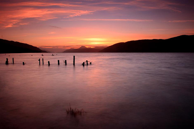 Hồ Loch Ness, Scotland: Loch Ness l&agrave; một trong những điểm thu h&uacute;t nổi tiếng nhất của Scotland, nhờ v&agrave;o con th&uacute; khổng lồ giả tưởng ẩn nấp dưới đ&aacute;y hồ. Cho đến nay con qu&aacute;i vật n&agrave;y vẫn chưa được chứng thực n&oacute; c&oacute; tồn tại thật sự hay kh&ocirc;ng.
