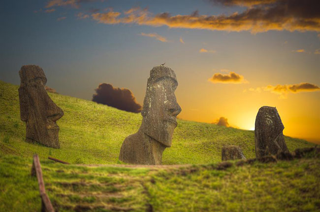 Đảo Phục Sinh, Chile: Những người Rapa Nui đ&atilde; chế t&aacute;c những bức tượng khổng lồ bằng đ&aacute; n&agrave;y từ khoảng 900 năm trước. Nhưng kh&ocirc;ng ai thực sự biết họ l&agrave;m thế n&agrave;o để di chuyển những bức tượng cao 12m, nặng khoảng 14 tấn v&agrave;o c&aacute;c vị tr&iacute; n&agrave;y.
