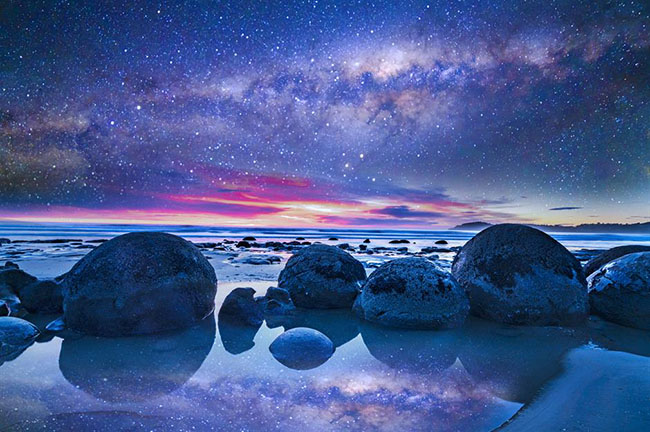 Những tảng đ&aacute; Moeraki, New Zealand: Truyền thuyết Maori cổ đại cho rằng những tảng đ&aacute; n&agrave;y l&agrave; trứng của người ngo&agrave;i h&agrave;nh tinh. Nhưng thật ra ch&uacute;ng được h&igrave;nh th&agrave;nh trong trầm t&iacute;ch dưới đ&aacute;y biển khoảng 65 triệu năm trước.


