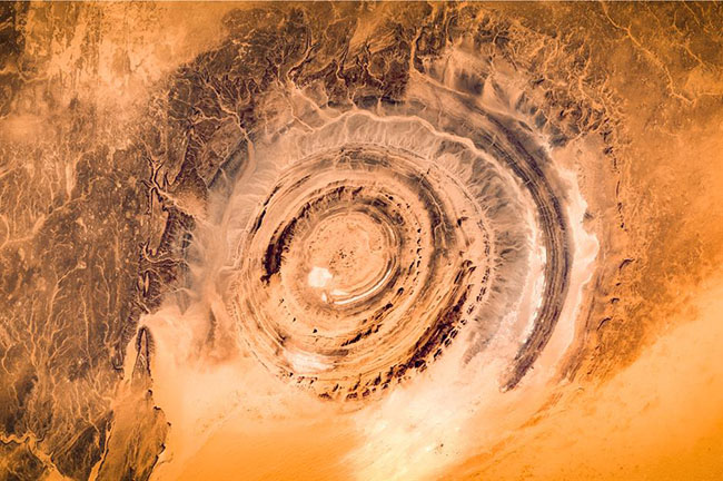 Cấu tr&uacute;c Richat, Mauritania: C&ograve;n được gọi l&agrave; &ldquo;mắt của Sahara&rdquo;, nh&igrave;n từ Trạm vũ trụ quốc tế, v&ograve;ng xo&aacute;y rộng 48,2km n&agrave;y tr&ocirc;ng giống như một con mắt lớn.
