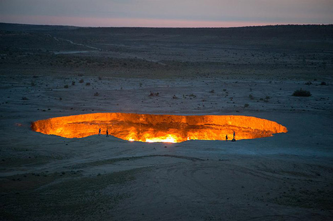 Cửa địa ngục, Turkmenistan: Đ&acirc;y l&agrave; một vực thẳm như được x&eacute; toạc một lỗ tr&ecirc;n bề mặt Tr&aacute;i đất. Miệng n&uacute;i lửa Darvaza c&ograve;n được gọi l&agrave; &ldquo;Cửa địa ngục&rdquo; l&agrave; một mỏ kh&iacute; tự nhi&ecirc;n vẫn xuất hiện một ngọn lửa ch&aacute;y leo l&eacute;t h&agrave;ng thập kỷ.
