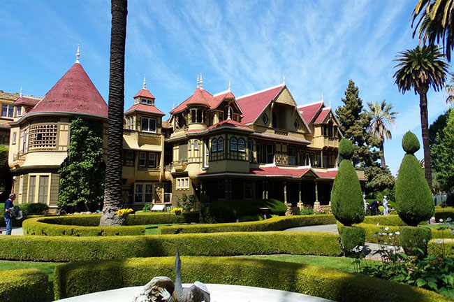 Ng&ocirc;i nh&agrave; b&iacute; ẩn Winchester, California, Hoa Kỳ: Sarah Winchester đ&atilde; mua biệt thự n&agrave;y v&agrave;o năm 1886 v&agrave; mất 3 thập kỷ để tạo ra một m&ecirc; cung gồm 160 ph&ograve;ng, hai tầng hầm, 10.000 cửa sổ, 2.000 cửa ra v&agrave;o... v&agrave; biến n&oacute; trở th&agrave;nh căn nh&agrave; b&iacute; ẩn.
