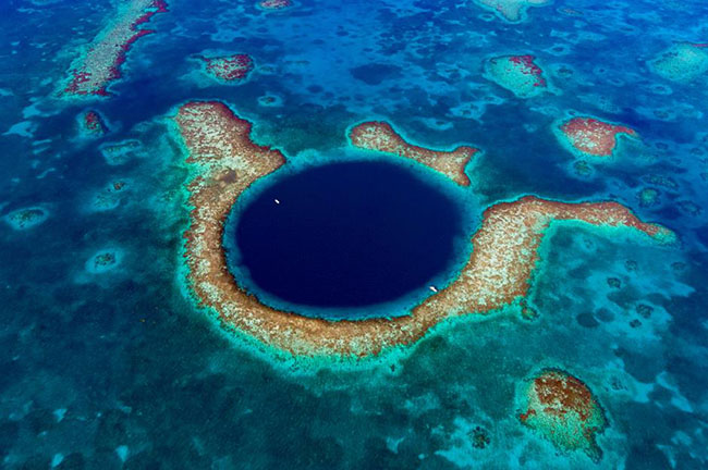 Hố nước xanh, Belize: Hố nước lớn nhất thế giới, c&oacute; độ s&acirc;u 304m v&agrave; s&acirc;u tới122m n&agrave;y cho đến nay vẫn cất dấu những b&iacute; mật của n&oacute; chưa ai t&igrave;m ra được.
