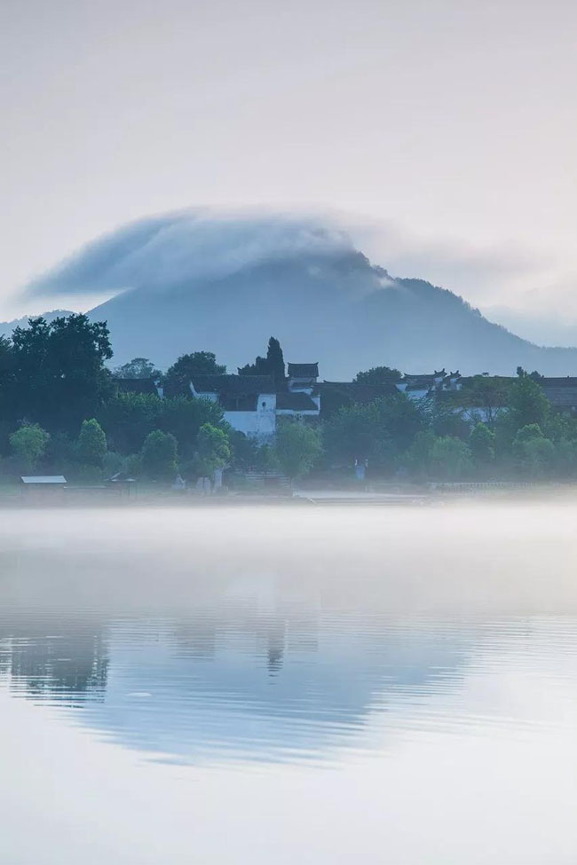 13.Thị trấn Taohuatan nổi tiếng với ngọn n&uacute;i Ho&agrave;ng Sơn v&agrave; một hồ s&acirc;u tĩnh lặng ngay dưới ch&acirc;n n&uacute;i.
