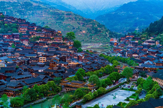 9.Ng&ocirc;i l&agrave;ng của người Miao l&agrave; nơi bảo tồn hệ sinh th&aacute;i nguy&ecirc;n thủy của quốc gia Miao. Nơi n&agrave;y bao gồm 10 ng&ocirc;i l&agrave;ng sinh sống bao quanh những ngọn n&uacute;i. Nếu muốn kh&aacute;m ph&aacute; mọi thứ, du kh&aacute;ch c&oacute; thể di chuyển bằng c&aacute;p treo.
