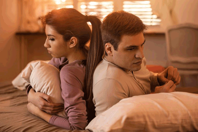 1. Tự ti về bản th&acirc;n: Trong những bộ phim gợi t&igrave;nh nhất mọi thời đại, diễn vi&ecirc;n nam v&agrave; nữ lu&ocirc;n c&oacute; vẻ ngo&agrave;i tuyệt vời: khu&ocirc;n mặt đẹp h&uacute;t hồn, th&acirc;n h&igrave;nh n&oacute;ng bỏng, kỹ năng &ldquo;chuyện ấy&rdquo; ho&agrave;n hảo. Kh&ocirc;ng &iacute;t người nghiện &ldquo;phim đen&rdquo; lu&ocirc;n so s&aacute;nh bản th&acirc;n v&agrave; nửa kia của m&igrave;nh với c&aacute;c diễn vi&ecirc;n tr&ecirc;n v&agrave; cảm thấy thất vọng, từ đ&oacute; l&agrave;m giảm ham muốn t&igrave;nh dục.
