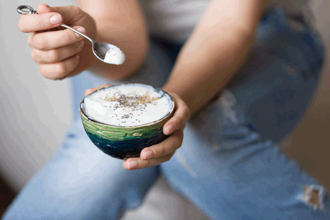 16. Ăn nhiều sữa chua, thực phẩm l&ecirc;n men, một số loại ph&ocirc; mai v&agrave; chất bổ sung gi&uacute;p điều chỉnh vi khuẩn tốt v&agrave; xấu trong hệ vi sinh vật đường ruột của bạn. Đường ruột khỏe mạnh l&agrave;m giảm vi&ecirc;m trong cơ thể, cho ph&eacute;p n&oacute; chống lại c&aacute;c bệnh nhiễm tr&ugrave;ng tiềm ẩn tốt hơn. Một nghi&ecirc;n cứu cho thấy, bổ sung men vi sinh c&ograve;n c&oacute; t&aacute;c dụng giảm nhiễm tr&ugrave;ng đường h&ocirc; hấp tr&ecirc;n.