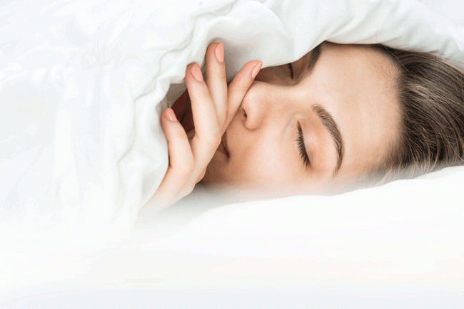 3. Ngủ đủ giấc: C&aacute;c nghi&ecirc;n cứu đ&atilde; chỉ ra rằng, kh&ocirc;ng ngủ đủ giấc sẽ khiến hệ thống miễn dịch bị ảnh hưởng v&agrave; bạn dễ bị mắc bệnh hơn. Khi ngủ, cơ thể c&oacute; cơ hội phục hồi, sửa chữa v&agrave; trẻ h&oacute;a. Chuy&ecirc;n gia khuy&ecirc;n bạn n&ecirc;n ngủ &iacute;t nhất 6 đến 8 giờ mỗi đ&ecirc;m.
