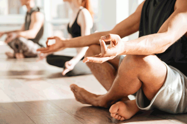 6. Tập yoga hoặc thiền: Nhiều nghi&ecirc;n cứu đ&atilde; chứng minh được rằng, căng thẳng thực sự c&oacute; t&aacute;c động ti&ecirc;u cực đến hệ thống miễn dịch của bạn. Để tăng cường hệ thống miễn dịch, mỗi người n&ecirc;n học c&aacute;ch kiểm so&aacute;t căng thẳng của m&igrave;nh. N&ecirc;n bắt đầu với một số h&igrave;nh thức tập thở hoặc tập thiền hằng ng&agrave;y.