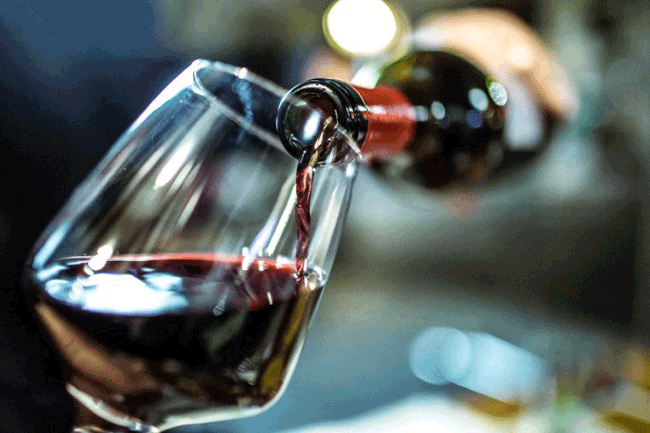 3. Bạn đ&atilde; từng hoặc đang thường xuy&ecirc;n uống rượu nặng: theo Hiệp hội Ung thư Hoa Kỳ, th&oacute;i quen n&agrave;y c&oacute; thể l&agrave;m hỏng c&aacute;c tế b&agrave;o gan, dẫn đến ung thư gan.
