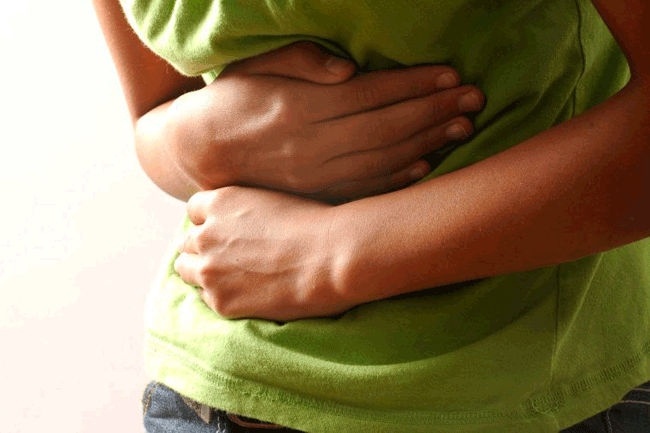 2. Đau bụng bất thường: Hầu hết những người bị ung thư gan đều bị đau ở ph&iacute;a tr&ecirc;n b&ecirc;n phải của bụng. Mặc d&ugrave; bệnh nh&acirc;n c&oacute; thể kh&ocirc;ng c&oacute; triệu chứng, nhưn nếu ấn v&agrave;o v&ugrave;ng gan thường sẽ c&oacute; giảm gi&aacute;c rất đau. Mặc d&ugrave; đau ở khu vực đ&oacute; kh&ocirc;ng nhất thiết chỉ ra nguy cơ mắc ung thư gan, n&oacute; c&oacute; thể do vấn đề sức khỏe nhẹ hơn như vi&ecirc;m gan, t&uacute;i mật, hoặc c&aacute;c vấn đề về tuyến tụy.
