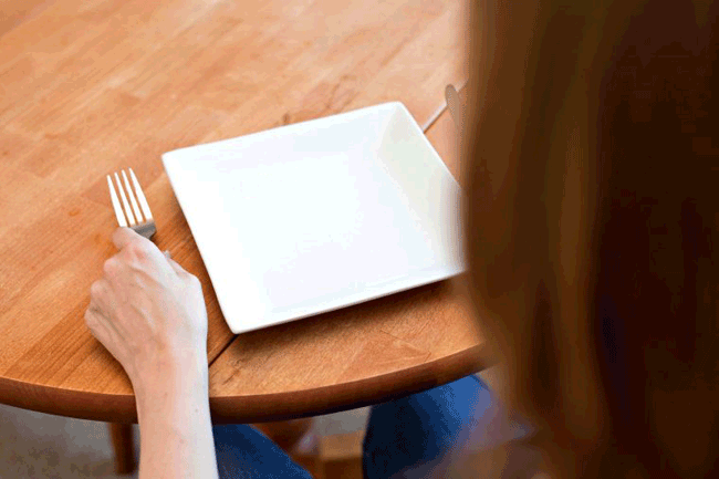 1. Cảm thấy no nhanh: Chất lỏng dư thừa trong bụng c&oacute; thể khiến bạn cảm thấy no nhanh hơn b&igrave;nh thường.
