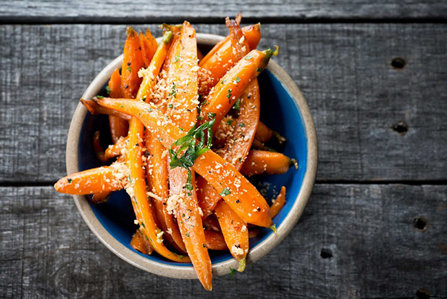 2. C&agrave; rốt v&agrave; khoai lang: Cả hai đều gi&agrave;u beta carotene, chất được cho l&agrave; c&oacute; t&aacute;c dụng cản trở sự ph&aacute;t triển của nhiều loại ung thư, bao gồm ung thư phổi, cổ họng, dạ d&agrave;y v&agrave; tuyến tiền liệt.