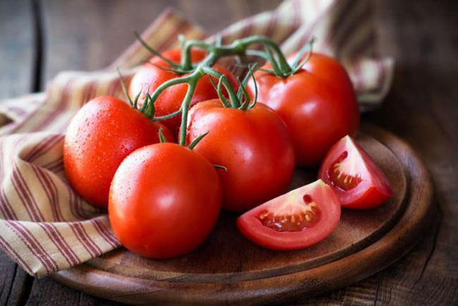 4. C&agrave; chua rất gi&agrave;u lycopene, một chất chống oxy h&oacute;a chống gốc tự do. C&aacute;c nghi&ecirc;n cứu đ&atilde; ph&aacute;t hiện ra rằng, lycopene khi được ti&ecirc;u thụ c&ugrave;ng với dầu ăn sẽ loại bỏ một số bệnh ung thư bao gồm tuyến tụy, v&uacute; v&agrave; tuyến tiền liệt. Nhờ c&aacute;c chất chống oxy h&oacute;a kh&aacute;c v&agrave; h&agrave;m lượng vitamin C dồi d&agrave;o, c&agrave; chua c&oacute; t&aacute;c dụng chống ung thư mạnh mẽ.