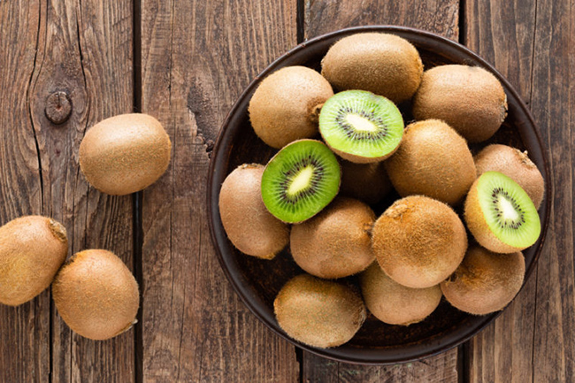 9. Kiwi rất gi&agrave;u c&aacute;c chất chống oxy h&oacute;a chống ung thư, bao gồm vitamin C, vitamin E, lutein v&agrave; đồng.