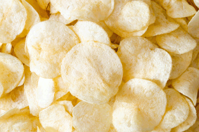 1. Thực phẩm si&ecirc;u chế biến l&agrave; những loại thực phẩm được chế biến c&ocirc;ng nghiệp, thường c&oacute; từ 5 th&agrave;nh phần trở l&ecirc;n, bao gồm c&aacute;c chất phụ gia, phẩm m&agrave;u, chất bảo quản với h&agrave;m lượng đường, natri, chất b&eacute;o b&atilde;o h&ograve;a rất cao... từ l&acirc;u ch&uacute;ng đ&atilde; được chứng minh l&agrave; l&agrave;m tăng nguy cơ mắc bệnh tim, tiểu đường v&agrave; b&eacute;o ph&igrave;. Theo một nghi&ecirc;n cứu của c&aacute;c nh&agrave; nghi&ecirc;n cứu Ph&aacute;p v&agrave; Brazil, thường xuy&ecirc;n ăn c&aacute;c loại thực phẩm n&agrave;y li&ecirc;n quan đến việc tăng 12% nguy cơ mắc bệnh ung thư n&oacute;i chung v&agrave; tăng 11% nguy cơ mắc bệnh ung thư v&uacute;. C&aacute;c loại thực phẩm &ldquo;si&ecirc;u chế biến&rdquo; quen thuộc bao gồm: b&aacute;nh m&igrave; sản xuất h&agrave;ng loạt, đồ nướng, soda, m&igrave; ăn liền v&agrave; s&uacute;p, đồ ăn nhẹ...