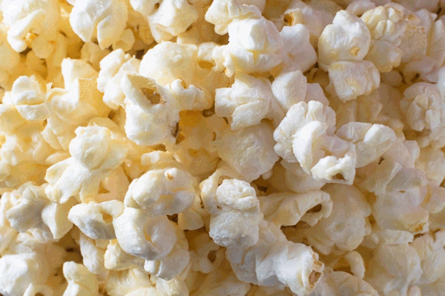 11. Bỏng ng&ocirc;: nguy&ecirc;n nh&acirc;n kh&ocirc;ng nằm ở bỏng ng&ocirc; m&agrave; do b&ecirc;n trong t&uacute;i bảo quản c&oacute; chứa h&oacute;a chất axit perfluorooctanoic, c&oacute; li&ecirc;n quan đến việc tăng nguy cơ ung thư gan v&agrave; tuyến tiền liệt. Để tr&aacute;nh h&oacute;a chất n&agrave;y, h&atilde;y tự l&agrave;m bỏng ng&ocirc;.