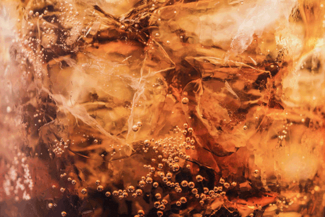 13. Nước ngọt: Theo c&aacute;c nh&agrave; nghi&ecirc;n cứu &Uacute;c, chỉ cần 1 ly nước ngọt mỗi ng&agrave;y l&agrave;m tăng nguy cơ mắc bệnh ung thư, bao gồm gan, tuyến tiền liệt, buồng trứng v&agrave; t&uacute;i mật. V&agrave; đừng nghĩ rằng bạn an to&agrave;n khi chọn soda ăn ki&ecirc;ng: C&aacute;c nghi&ecirc;n cứu trước đ&acirc;y đ&atilde; li&ecirc;n kết chất ngọt nh&acirc;n tạo trong thức uống n&agrave;y với nguy cơ b&eacute;o ph&igrave;, đột quỵ v&agrave; mất tr&iacute; nhớ, cũng như ung thư.