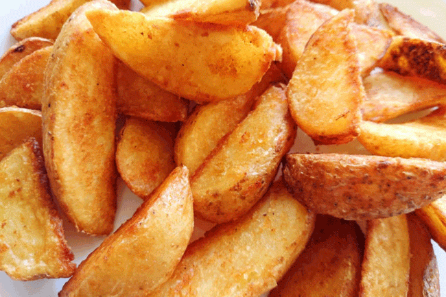 2. Khoai t&acirc;y chi&ecirc;n gi&ograve;n: Theo một nghi&ecirc;n cứu từ Cơ quan Ti&ecirc;u chuẩn Thực phẩm của Anh (FSA), thủ phạm g&acirc;y ung thư c&oacute; trong m&oacute;n ăn n&agrave;y l&agrave; acrylamide, một h&oacute;a chất được tạo ra khi thực phẩm chứa tinh bột được nấu ở nhiệt độ cao. Lớp vỏ n&acirc;u gi&ograve;n đầy hấp dẫn bao phủ ngo&agrave;i miếng khoai t&acirc;y chi&ecirc;n c&oacute; khả năng l&agrave;m tăng nguy cơ ung thư v&agrave; c&oacute; thể ảnh hưởng đến hệ thống thần kinh v&agrave; sinh sản. Để hạn chế việc tạo v&agrave; ti&ecirc;u thụ acrylamide, FSA khuyến nghị n&ecirc;n chế biến tinh bột th&agrave;nh m&agrave;u v&agrave;ng nhạt thay v&igrave; m&agrave;u n&acirc;u sẫm.