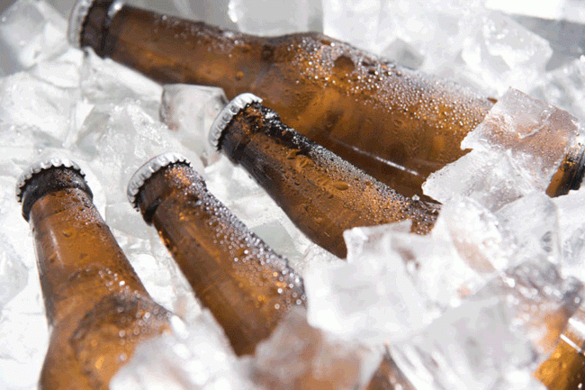 3. Rượu: Một nghi&ecirc;n cứu đ&atilde; chỉ ra, uống một lượng rượu vừa phải mỗi ng&agrave;y c&oacute; thể l&agrave;m tăng nguy cơ mắc ung thư v&uacute; l&ecirc;n 5%, nguy cơ ung thư v&ograve;m họng l&ecirc;n 17%, v&agrave; ung thư thực quản l&ecirc;n 30%. Theo Hiệp hội Ung thư l&acirc;m s&agrave;ng Hoa Kỳ (ASCO), những con số đ&oacute; tăng l&ecirc;n đ&aacute;ng kể khi bạn uống nhiều hơn. Với những người uống nhiều hơn 4 ly mỗi ng&agrave;y c&oacute; nguy cơ mắc c&aacute;c bệnh ung thư v&ograve;m họng cao gấp 5 lần. ASCO cũng lưu &yacute; rằng, ước t&iacute;nh 5% ca ung thư mới v&agrave; 6% ca tử vong do ung thư tr&ecirc;n to&agrave;n thế giới c&oacute; thể li&ecirc;n quan trực tiếp đến việc ti&ecirc;u thụ rượu.