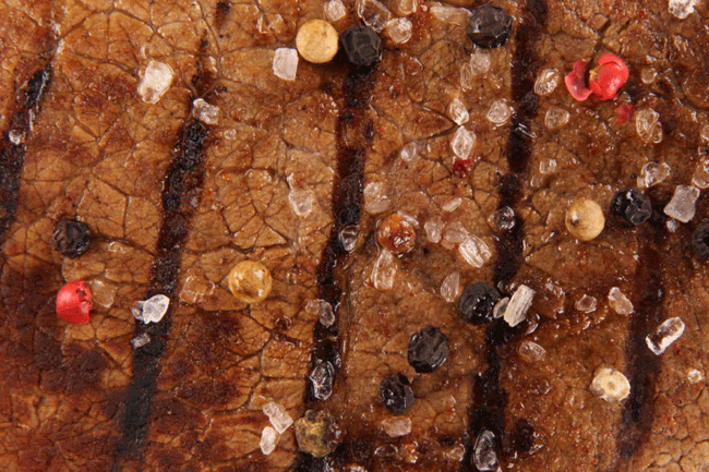 6. Thịt đỏ: Ăn thịt đỏ c&oacute; li&ecirc;n quan đến ung thư tuyến tụy, đại trực tr&agrave;ng v&agrave; dạ d&agrave;y. Hơn nữa, c&aacute;c nh&agrave; nghi&ecirc;n cứu ở Đại học Leeds đ&atilde; theo d&otilde;i hơn 32.000 phụ nữ tr&ecirc;n 17 tuổi, ph&aacute;t hiện ra rằng những người thường xuy&ecirc;n ăn thịt đỏ c&oacute; tỷ lệ mắc ung thư đại tr&agrave;ng cao hơn.