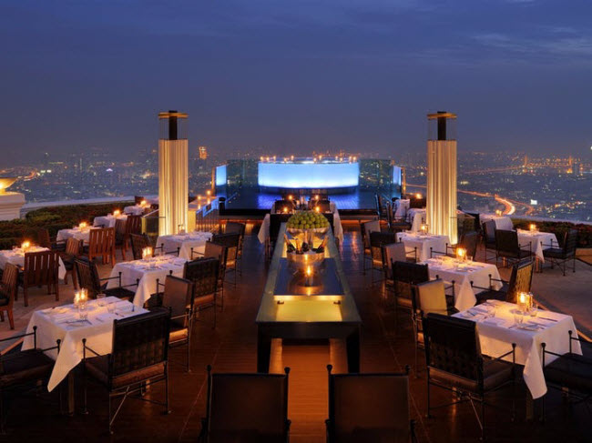 Sirocco, Th&aacute;i Lan: Nh&agrave; h&agrave;ng nằm tr&ecirc;n tầng 65 của kh&aacute;ch sạn 5 sao Lebua Bangkok. Từ đ&acirc;y, du kh&aacute;ch c&oacute; thể chi&ecirc;m ngưỡng to&agrave;n cảnh th&agrave;nh phố trong khi thưởng thức c&aacute;c m&oacute;n ăn hảo hạng. Nhưng bạn cần đặt chỗ trước nhiều tuần để c&oacute; vị tr&iacute; đẹp.
