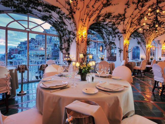 Ristorante La Sponda, Italia: Nằm tại th&agrave;nh phố xinh đẹp Positano tr&ecirc;n bờ biển Amalfi, nh&agrave; h&agrave;ng Ristorante La Sponda c&oacute; tầm nh&igrave;n tuyệt đẹp ra biển v&agrave; c&aacute;c ng&ocirc;i nh&agrave; cổ xung quanh.
