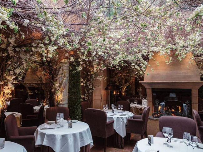 Clos Maggiore, Anh: Kh&ocirc;ng gian tr&agrave;n ngập hoa v&agrave; l&ograve; sưởi ấm &aacute;p khiến thực kh&aacute;ch đ&aacute;nh gi&aacute; Clos Maggiore l&agrave; nh&agrave; h&agrave;ng l&atilde;ng mạn nhất thế giới năm 2016.
