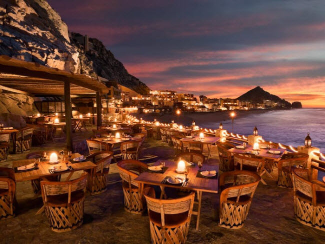 El Farallón, Mexico: Nh&agrave; h&agrave;ng ven biển được tr&ecirc;n dựng tr&ecirc;n v&aacute;ch đ&aacute; tại mũi Cabo San Lucas. Từ đ&acirc;y, du kh&aacute;ch c&oacute; thể chi&ecirc;m ngưỡng phong cảnh biển v&agrave; ho&agrave;ng h&ocirc;n tuyệt đẹp.
